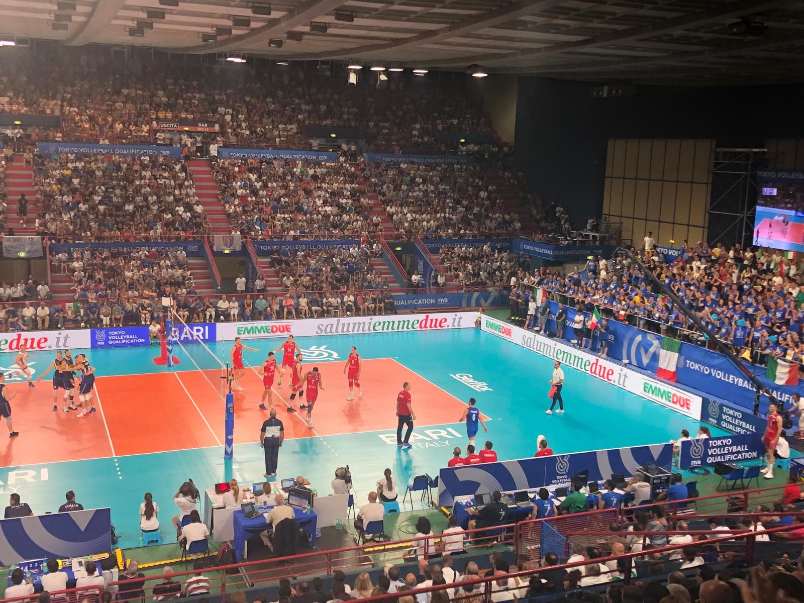 Tokyo Volleyball Qualification con bandiere Italia