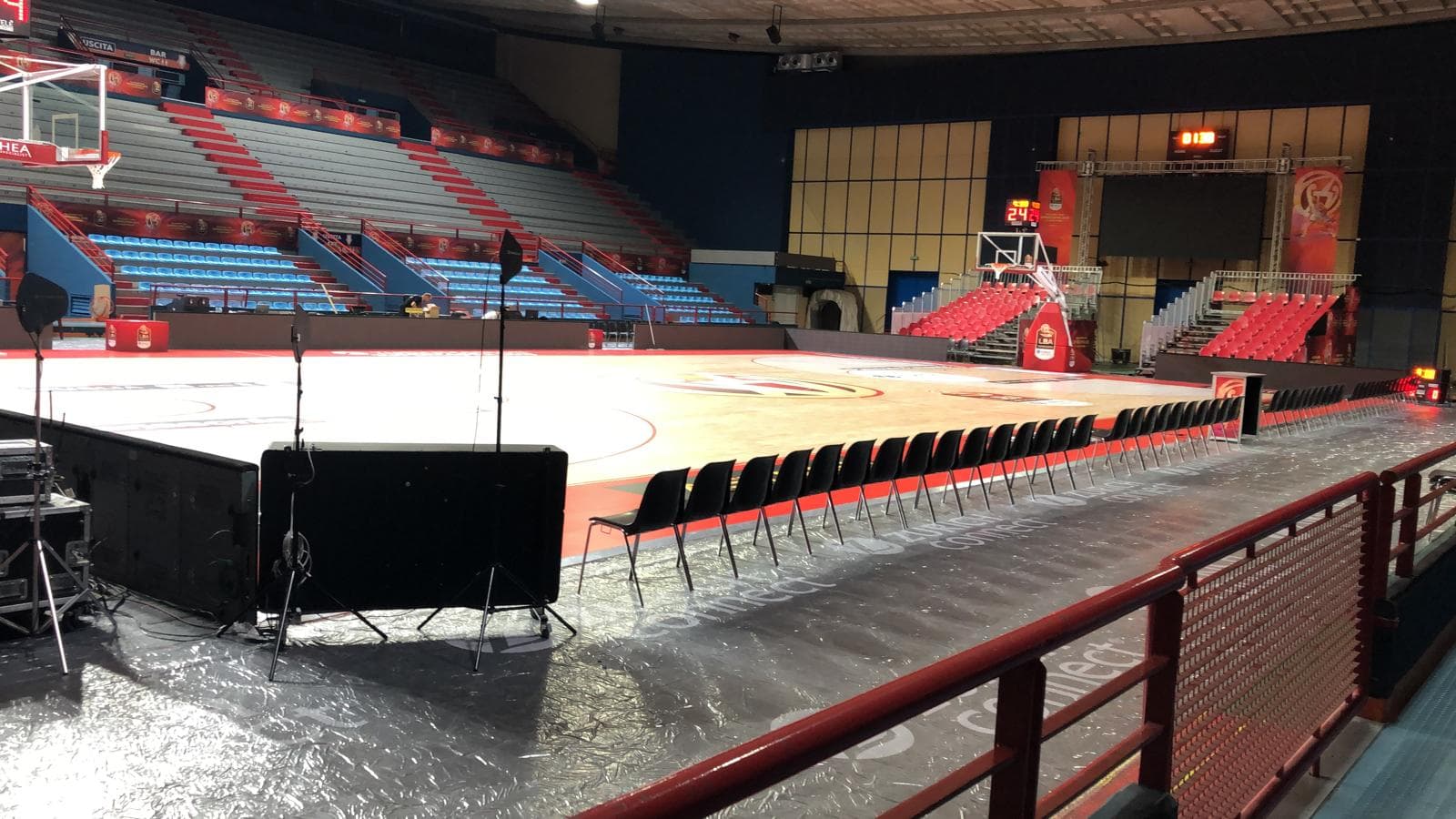 Palaflorio Bari — campo basket allestito LBA Supercoppa