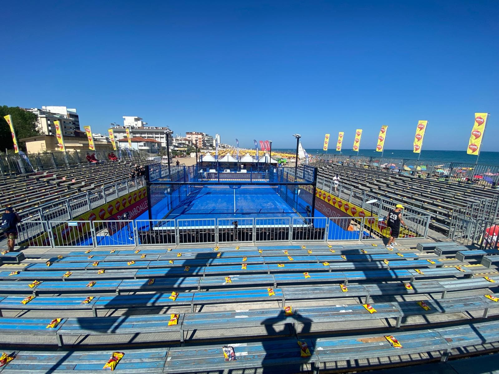 Campo padel con tribune vuote pronto per il torneo