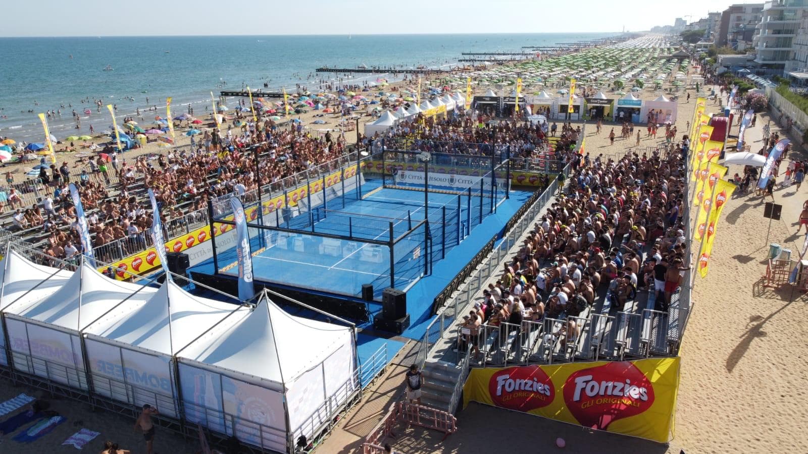 Campo padel Fonzies con tribune piene — evento beach padel su spiaggia