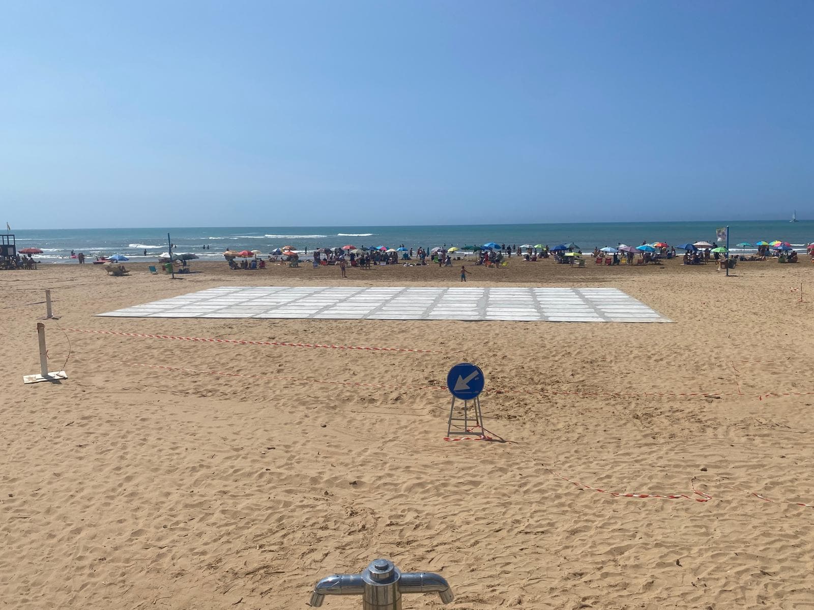 Campo padel Fonzies con tribune — vista aerea